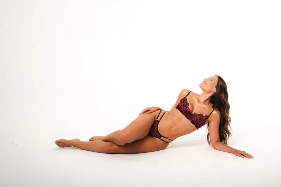 Modelo usando conjunto de lingerie em renda vinho e preta da Uiara Intimates