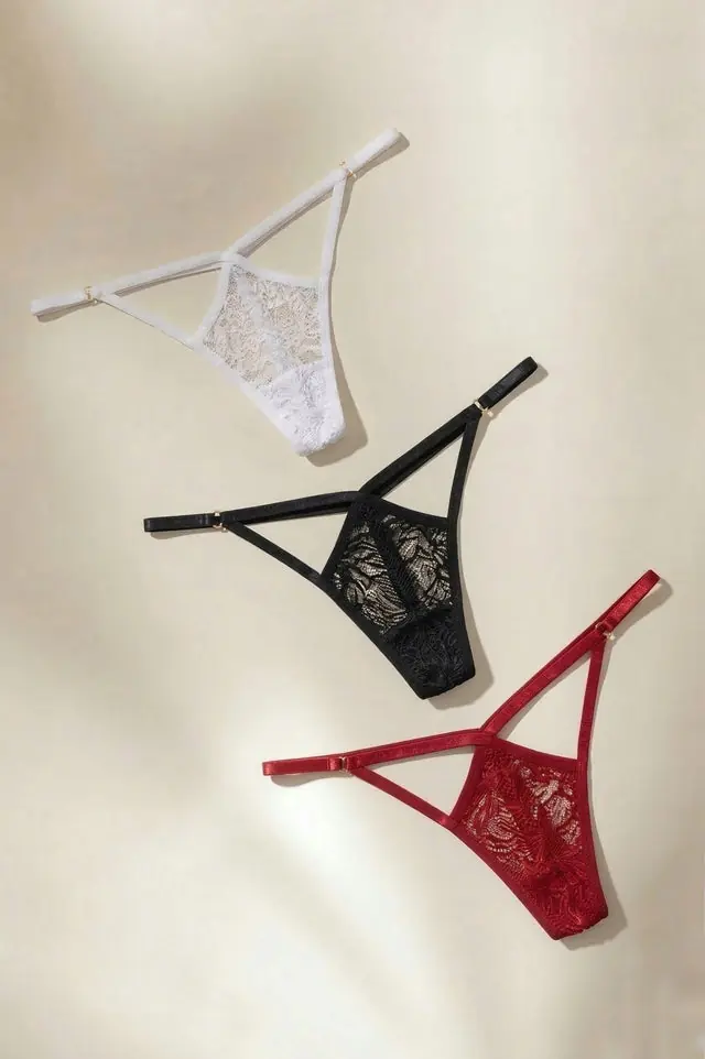 Kit Meg com três calcinhas em renda preta, branca e vermelha